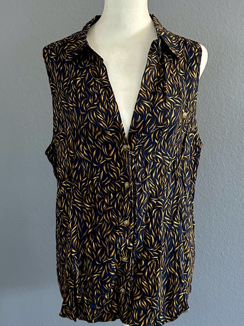 Cozy Co NWT M Button-up Tank Top